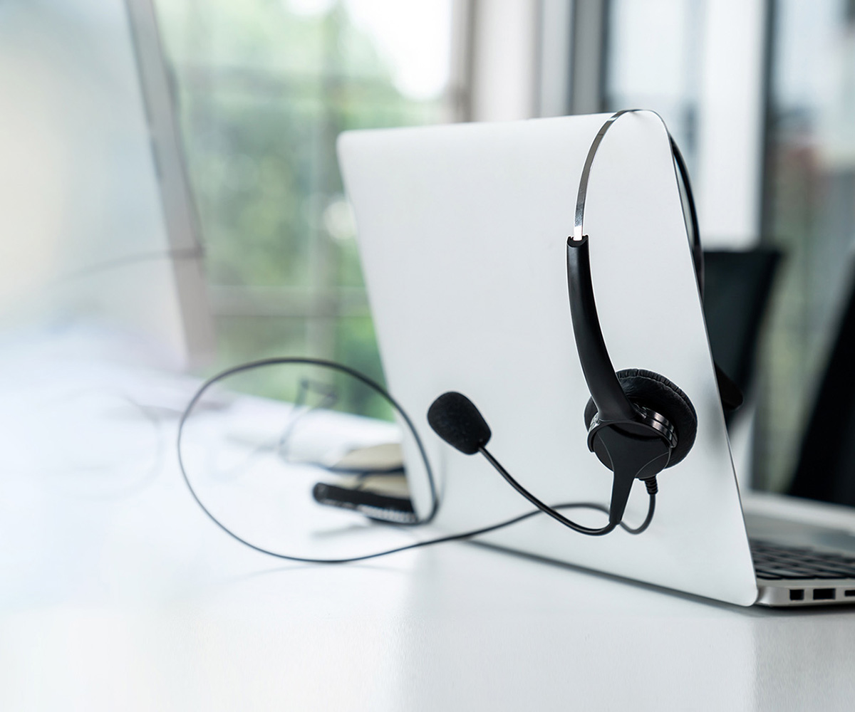 Headset hängt über Laptop