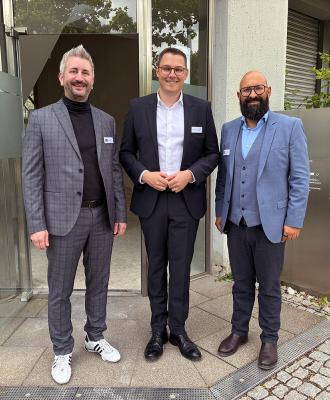 Geschäftsführer bbg und Bürgermeister Eningen vor dem neuen Firmengebäude