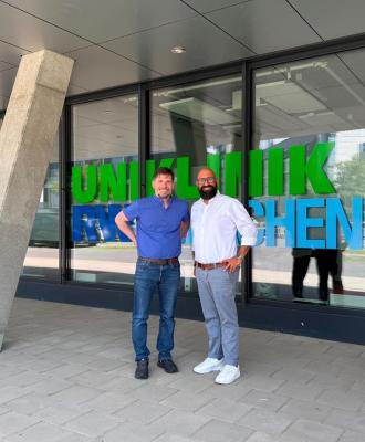 Univ.-Prof. Dr. med. Martin Mücke und José Enrique Gómez Asbeck