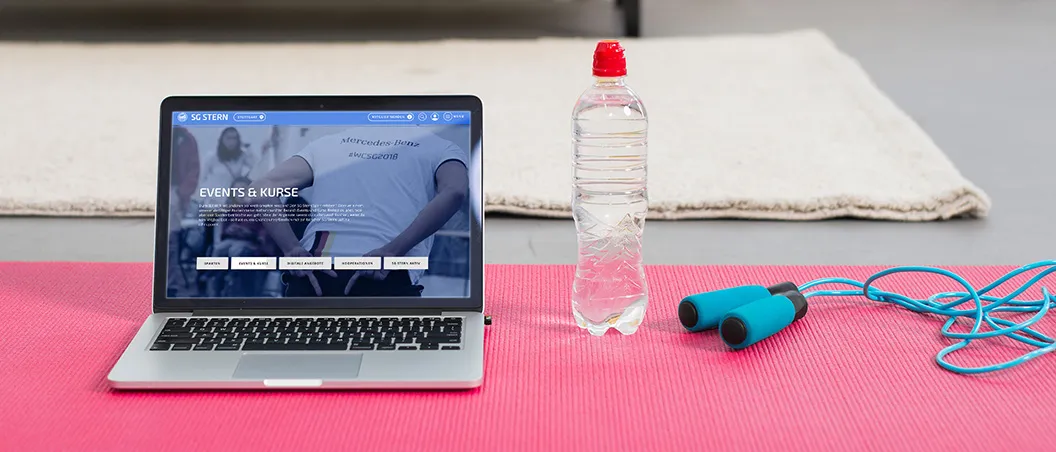 Laptop auf Sportmatte