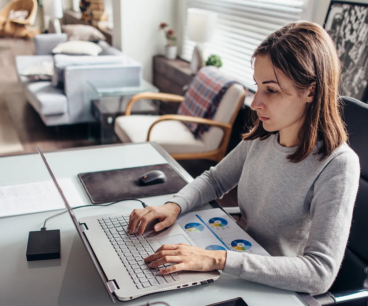 Frau arbeitet im Homeoffice
