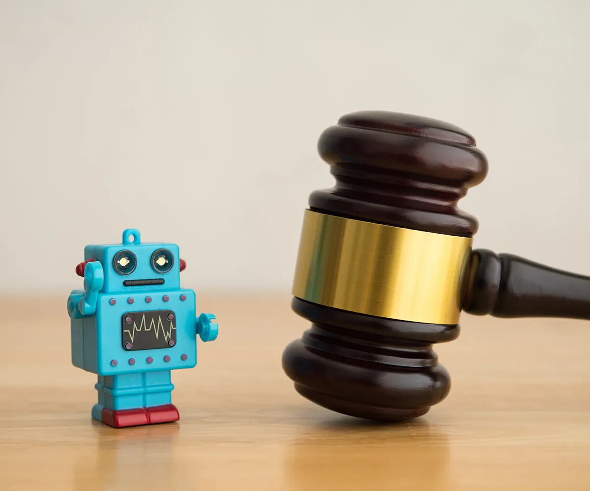 Roboterspielzeug und Gerichtshammer