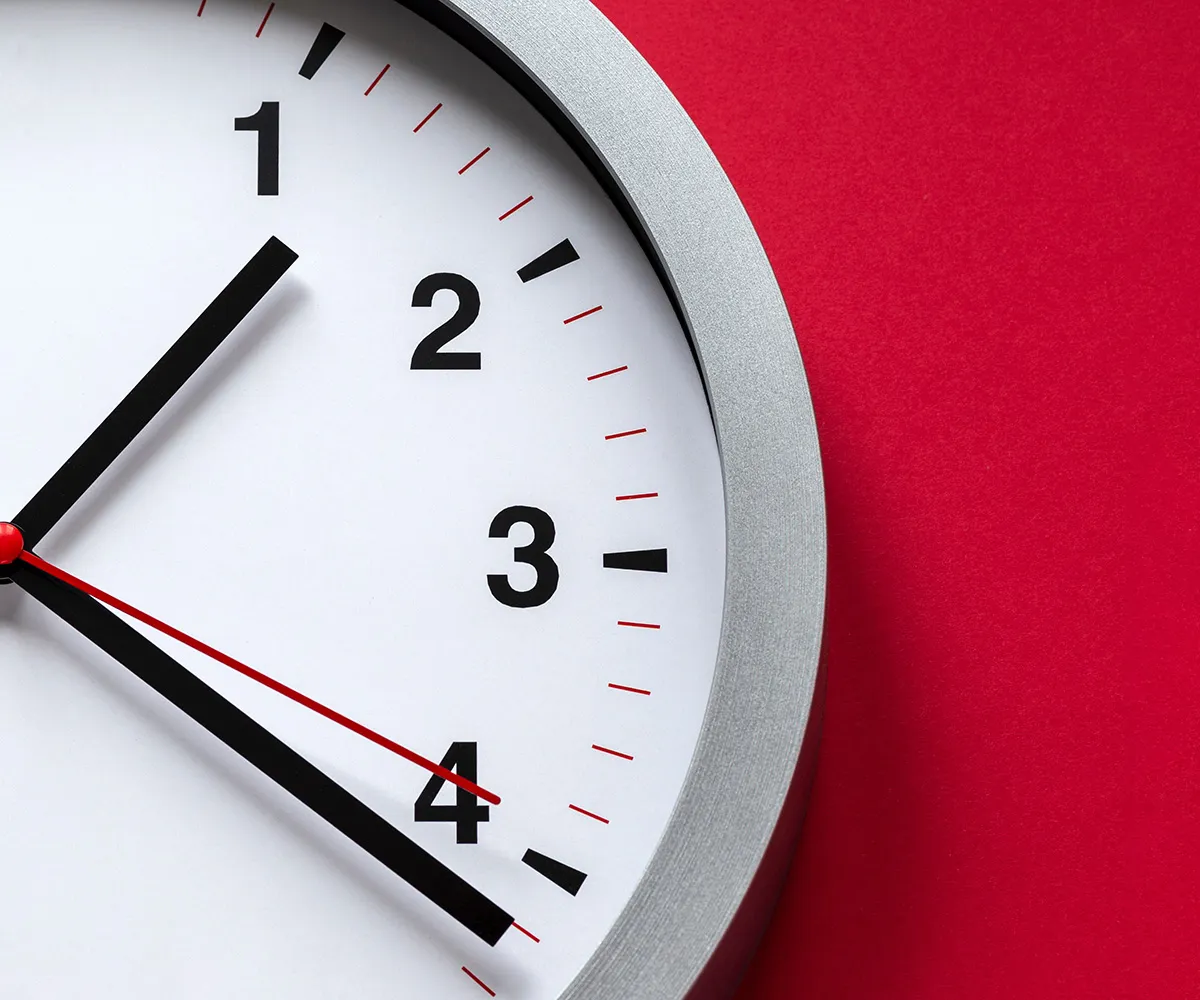 Wanduhr auf rotem Hintergrund