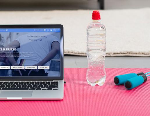 Laptop auf Sportmatte