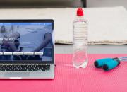 Laptop auf Sportmatte