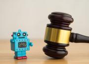 Roboterspielzeug und Gerichtshammer