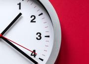 Wanduhr auf rotem Hintergrund